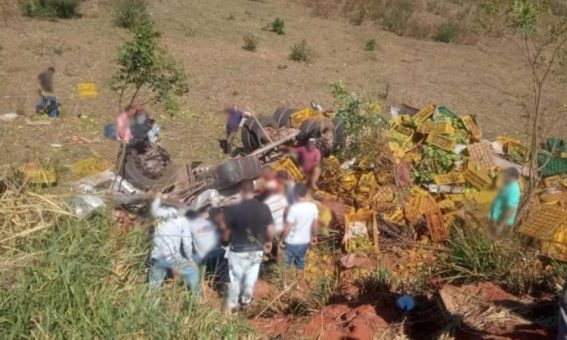 Caminhão carregado com bananas tomba na BR-030, entre Caetité e Guanambi