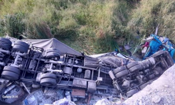 Motorista fica preso em ferragens após carreta despencar de ponte na BR-116