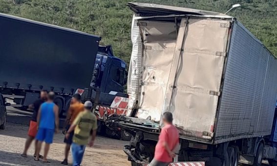 Motorista fica preso em ferragens após carreta despencar de ponte na BR-116