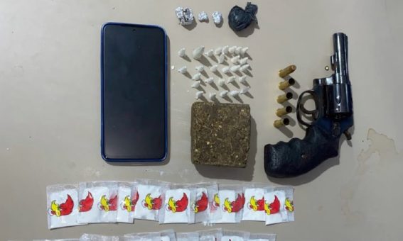 Confronto em operação policial termina com apreensão de drogas e arma