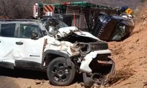 Carreta-cegonha tomba na BA-026