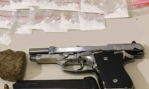 Arma e drogas foram apreendidas