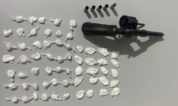 Apreensão de drogas e arma