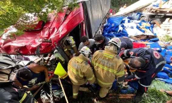 Bombeiros resgatam vítima.