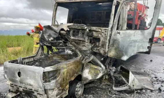 Batida frontal entre caminhão e Fiat Strada deixa morto no oeste da Bahia 1 Batida entre caminhão e Fiat Strada