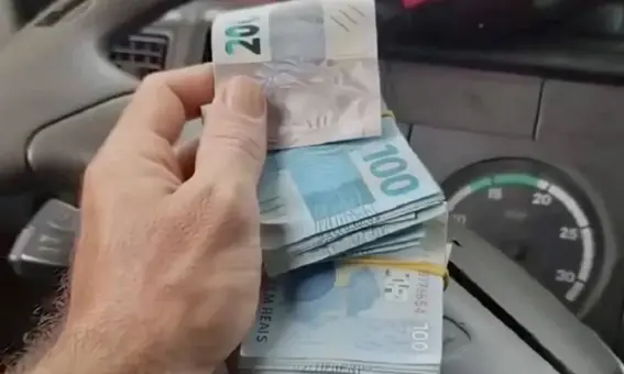 Caminhoneiro devolve R$ 11 mil encontrados em estrada rural de Brumado 1 Caminhoneiro devolve R$ 11 mil