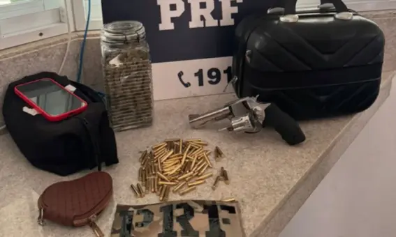 PRF apreende drogas e arma