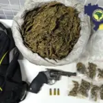 Mochila com drogas e revólver