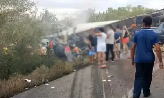 16 mortos em acidente entre caminhão e van eram da mesma família 1 Acidente entre caminhão e van