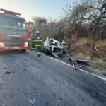 Acidente entre carro e ônibus