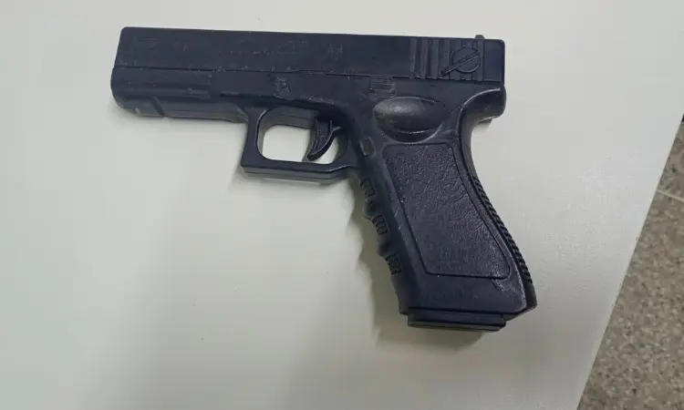 Homem é denunciado por portar arma em via pública, mas PM encontra simulacro 1 Presidente Jânio Quadros